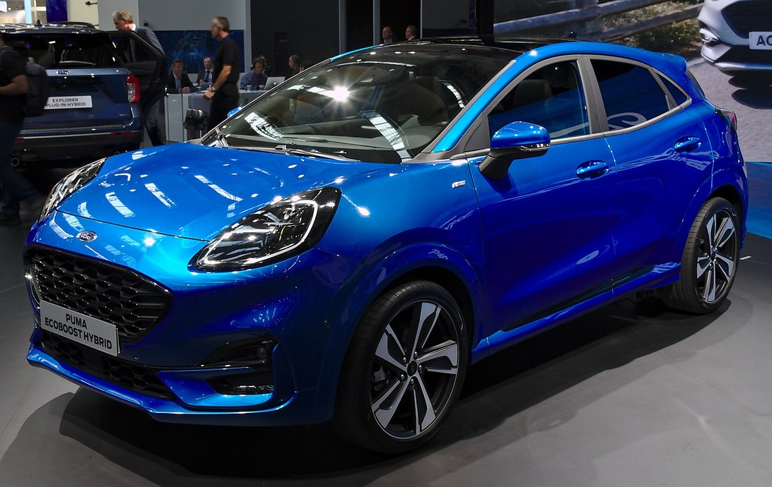 Ljusblå Ford Puma SUV i en professionell bilhallsmiljö.