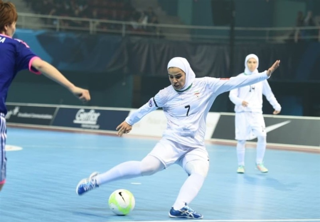 Kvinnliga fotbolls- eller futsalspelare, varav några bär hijab, under en match. Bilden representerar kulturell mångfald och kvinnors idrottsdeltagande globalt.