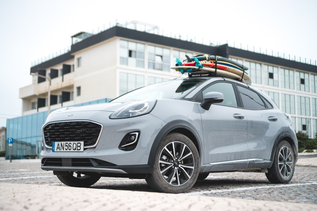 Silverfärgad Ford Puma parkerad i en stadsmiljö med takräcken.