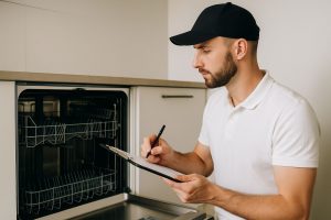 Checklista för diskmaskinsservice med papper, penna och verktyg